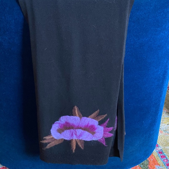 Beautiful, long, black scarf with floral wool design - Picture 2 of 9